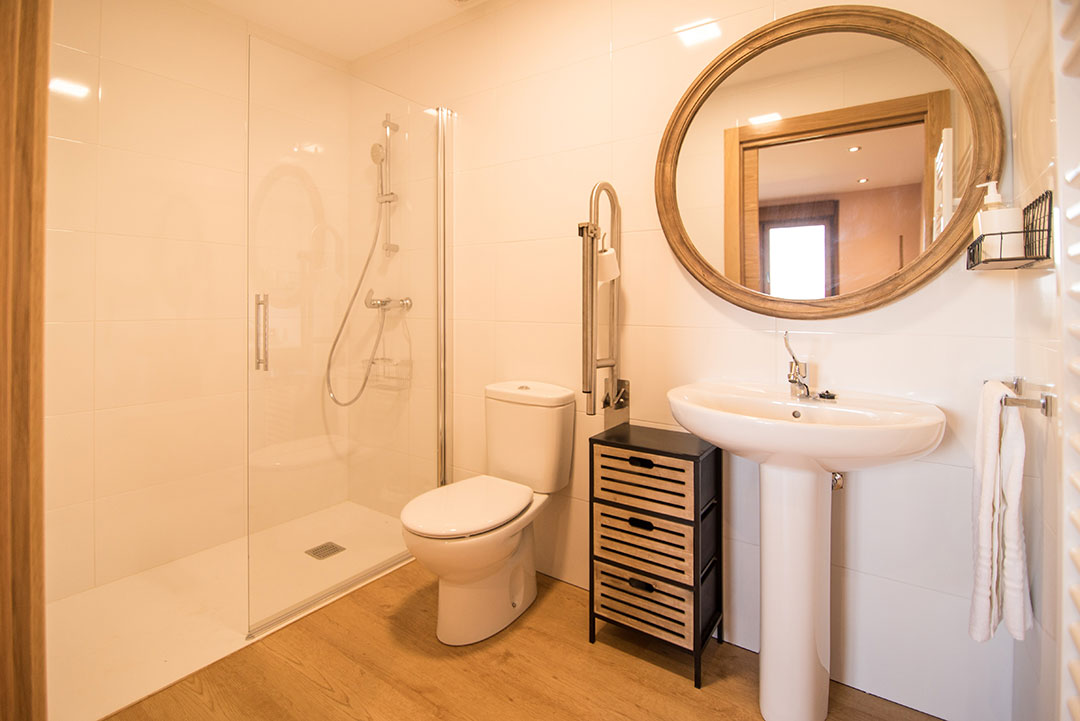 Baño completo adaptado para minusválidos del apartamento 4, de dos habitaciones, en Agroturismo Zumintxaz.