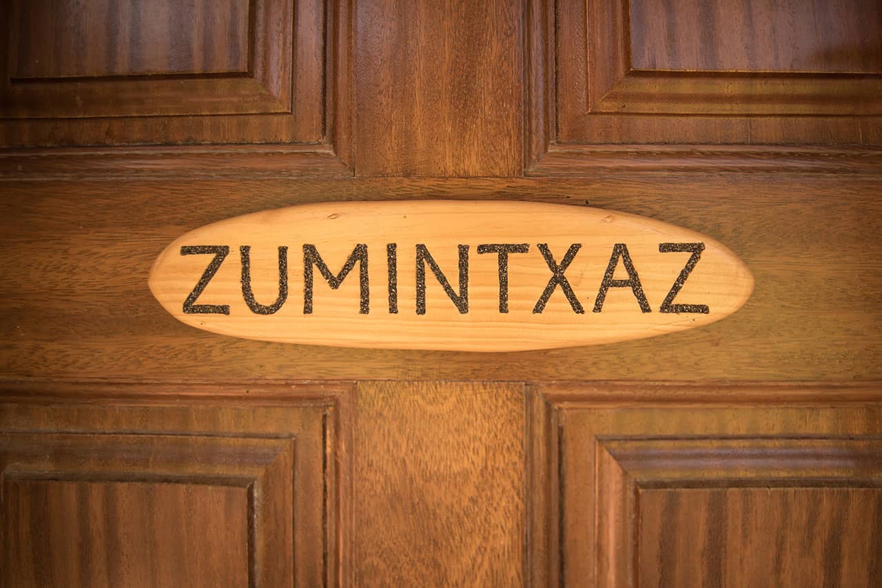 Detalle de la puerta de entrada de la casa rural Agroturismo Zumintxaz.